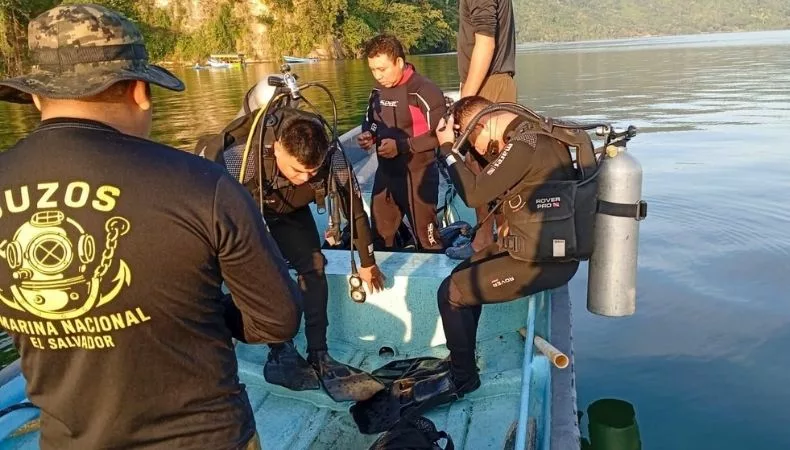 Una lancha se accidentó en Joya Grande, lago de Ilopango. Autoridades buscan a las personas desaparecidas.