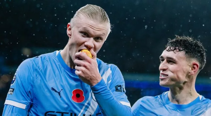 Manchester City goleó al Liverpool para recortar a cuatro puntos la diferencia con el Arsenal en la lucha por el liderato de la Premier.