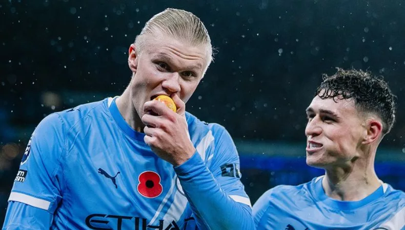 Manchester City goleó al Liverpool para recortar a cuatro puntos la diferencia con el Arsenal en la lucha por el liderato de la Premier.