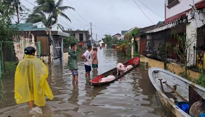 El supertifón Fung-wong azotó la costa este de Filipinas, causando dos fallecidos y más de un millón de evacuados por lluvias y fuertes vientos.
