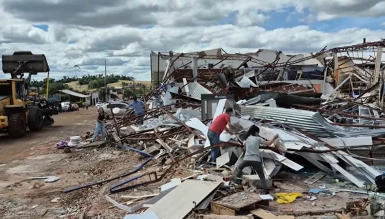 El tornado que devastó la ciudad de Río Bonito do Iguaçu, del estado de Paraná, Brasil, dejó seis muertos y más de 800 heridos.