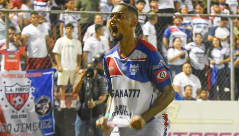 Luis Ángel Firpo es el líder del torneo. Mientras que Club Deportivo FAS es segundo en la fecha 21 del Apertura 2025.