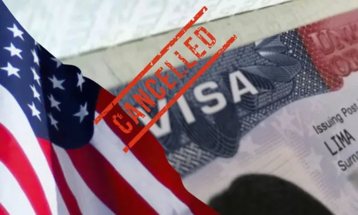 Error más común para perder visa EEUU Perder la visa de Estados Unidos puede ocurrir por diversas razones, pero la más común es permanecer allá más tiempo del autorizado