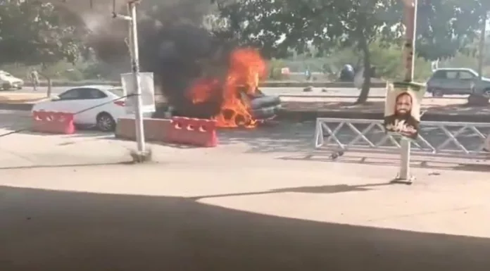 Un atentado suicida frente a los juzgados en Islamabad dejó 12 fallecidos y 27 heridos, según el ministro del Interior de Pakistán.