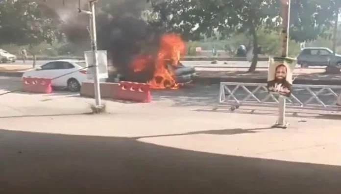 Pakistán: Atentado suicida con bomba en Islamabad deja al menos 12 fallecidos y 27 heridos Un atentado suicida frente a los juzgados en Islamabad dejó 12 fallecidos y 27 heridos, según el ministro del Interior de Pakistán.