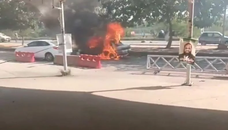 Pakistán: Atentado suicida con bomba en Islamabad deja al menos 12 fallecidos y 27 heridos Un atentado suicida frente a los juzgados en Islamabad dejó 12 fallecidos y 27 heridos, según el ministro del Interior de Pakistán.