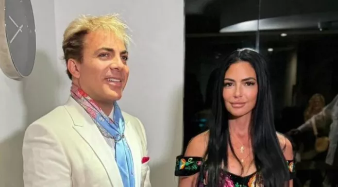 A solo una semana de anunciar su compromiso, el cantante mexicano fue captado caminando con otra mujer en Mendoza, Argentina.