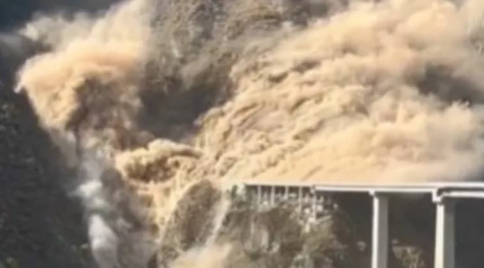 Un puente de 758 metros de longitud colapsó este martes en la provincia de Sichuan en el suroeste de China.