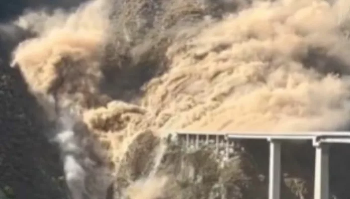 puente china Un puente de 758 metros de longitud colapsó este martes en la provincia de Sichuan en el suroeste de China.