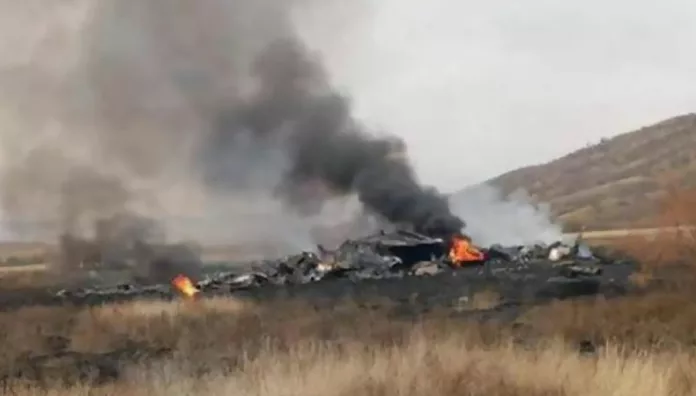 Avión militar con 20 personas a bordo se estrella en Georgia El avión militar retornaba a Turquía después de una misión. Se estrelló en Georgia cerca de la frontera con Azerbaiyán.