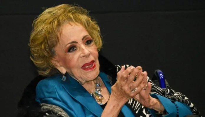 ¡Increíble! Así dejaron la cripta de Silvia Pinal tras ser vandalizada Vidrios rotos, objetos tirados y daños visibles dejan en evidencia el ataque al sitio donde descansan los restos de la diva del cine mexicano y algunos de sus familiares.