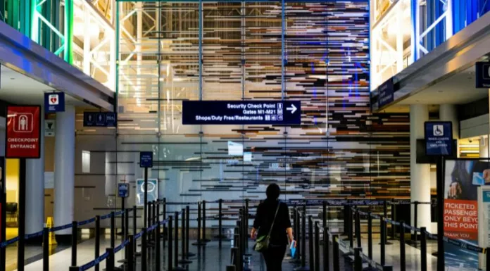 Cientos de vuelos fueron cancelados este miércoles en Estados Unidos debido al cierre del gobierno, afectando a miles de pasajeros.