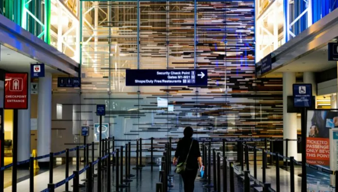 Continúa cancelación de vuelos en EE. UU. por cierre del gobierno Cientos de vuelos fueron cancelados este miércoles en Estados Unidos debido al cierre del gobierno, afectando a miles de pasajeros.