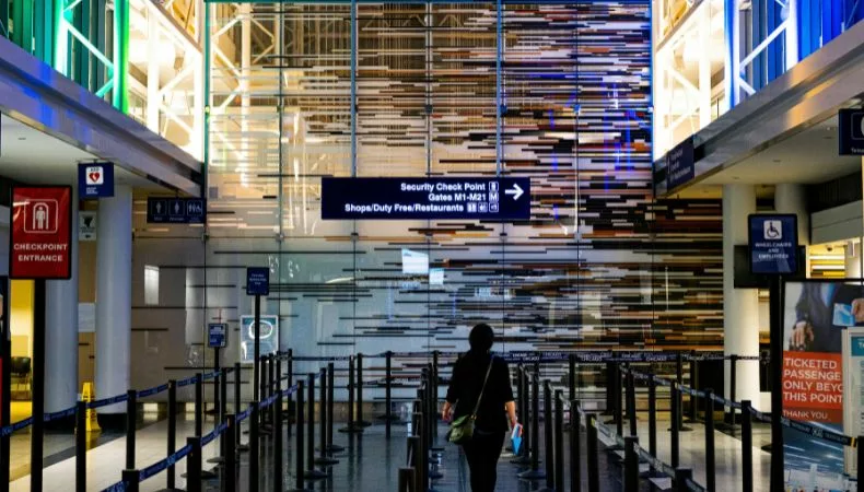 Continúa cancelación de vuelos en EE. UU. por cierre del gobierno Cientos de vuelos fueron cancelados este miércoles en Estados Unidos debido al cierre del gobierno, afectando a miles de pasajeros.