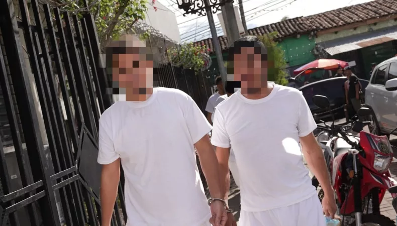 Envían a prisión provisional a 13 aficionados de Alianza por agredir a seguidores de FAS Los aficionados de Alianza enviados a prisión fueron acusados por los delitos de desórdenes públicos, daños y lesiones.