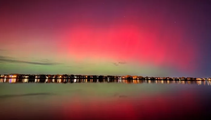 Tormenta solar impactará la Tierra y aumentará la visibilidad de auroras boreales La Administración Nacional Oceánica y Atmosférica (NOAA) de Estados Unidos emitió una alerta por una tormenta solar de categoría severa (G4) que golpeará este miércoles el campo magnético de la Tierra.