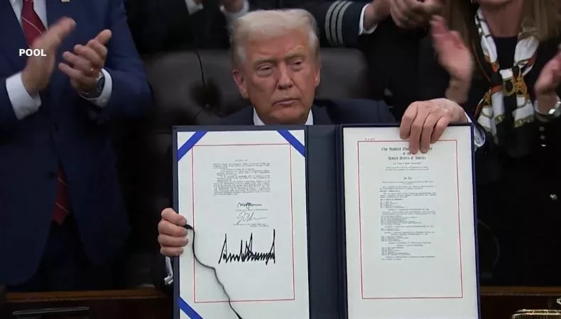 Trump firma acuerdo que pone fin al cierre de Gobierno más largo en la historia de EE. UU. Trump firmó un acuerdo que puso fin al cierre de Gobierno más largo en la historia del país, tras 43 días de parálisis por disputas entre republicanos y demócratas.