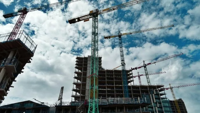 CASALCO registra un crecimiento de 33.8 % en la construcción La inversión, entre pública y privada, ronda los $1,400 millones. Tienen la expectativa de más crecimiento y cerrar el año entre $2,800 y $3,000 millones.