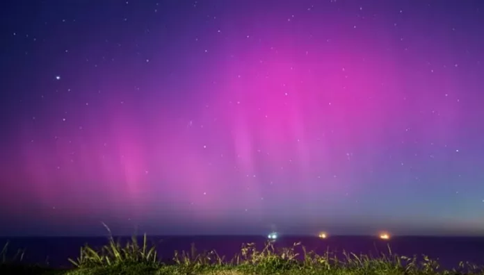 Espectáculo de auroras australes ilumina el cielo del sureste de Australia Deslumbrantes auroras australes iluminaron el cielo del sureste de Australia, tras una alerta por tormenta geomagnética emitida por la Oficina de Meteorología.
