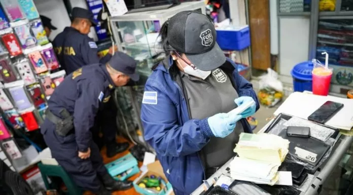 Según las autoridades, los comerciantes se dedicaban a comprar artículos electrónicos que fueron hurtados o robados.