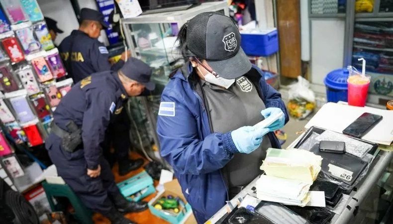 Según las autoridades, los comerciantes se dedicaban a comprar artículos electrónicos que fueron hurtados o robados.