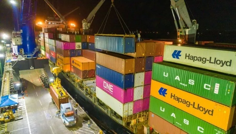 El Salvador y Estados Unidos preparan acuerdo para eliminar barreras comerciales El Salvador y Estados Unidos avanzan hacia un Acuerdo de Comercio Recíproco que fortalece sus relaciones económicas.