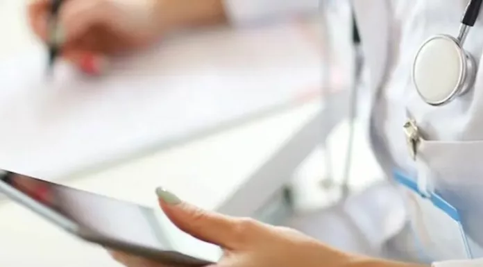 DoctorSV cuenta con consultas por videollamada, recetas para medicamentos y órdenes de exámenes, todo gratis y disponible 24/7.