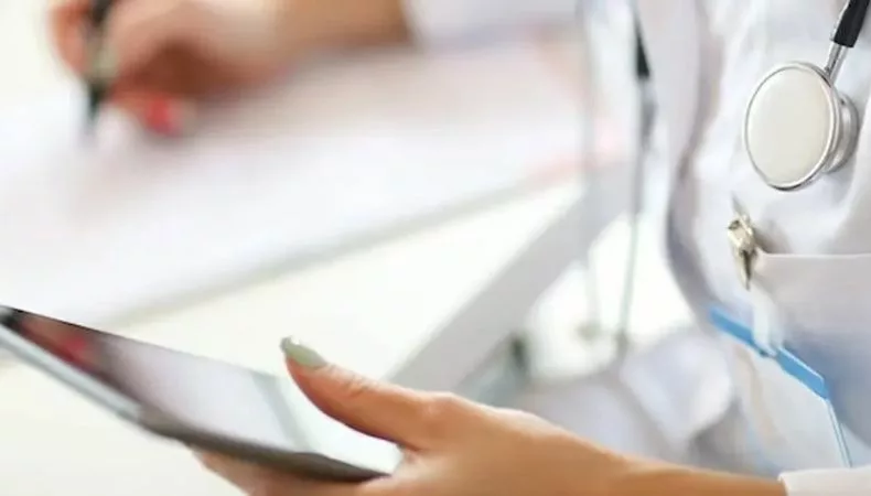 DoctorSV cuenta con consultas por videollamada, recetas para medicamentos y órdenes de exámenes, todo gratis y disponible 24/7.