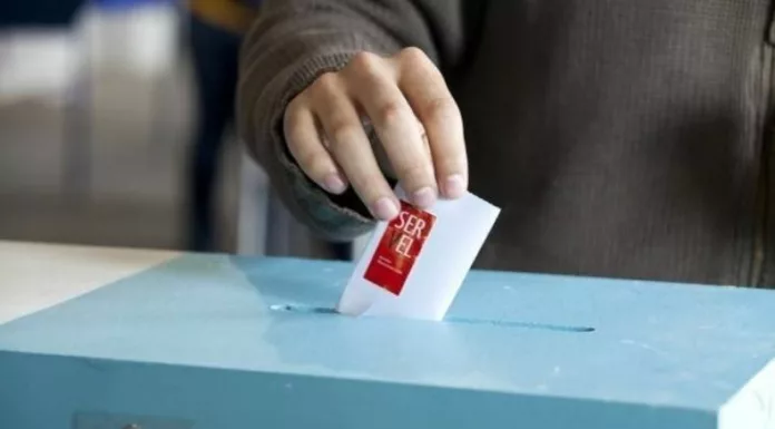 Chile celebra elecciones presidenciales y parlamentarias con voto obligatorio, en un proceso marcado por la seguridad y la alta competitividad electoral.