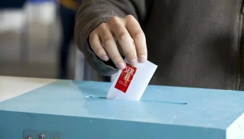 Chile celebra elecciones presidenciales y parlamentarias con voto obligatorio, en un proceso marcado por la seguridad y la alta competitividad electoral.