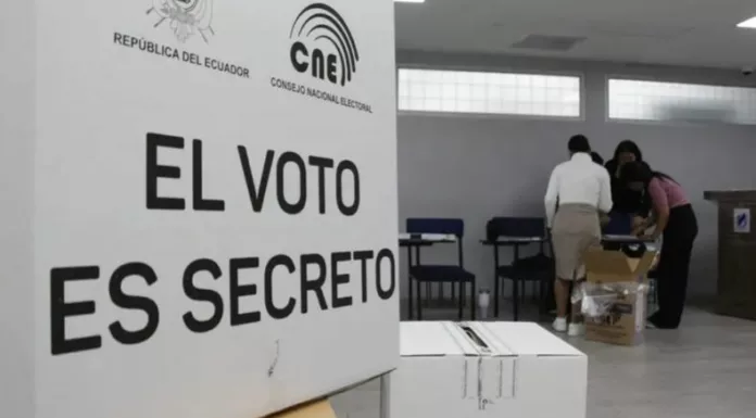 Los ecuatorianos rechazaron en el referéndum las propuestas sobre bases militares extranjeras, una nueva Constitución y varias reformas políticas.