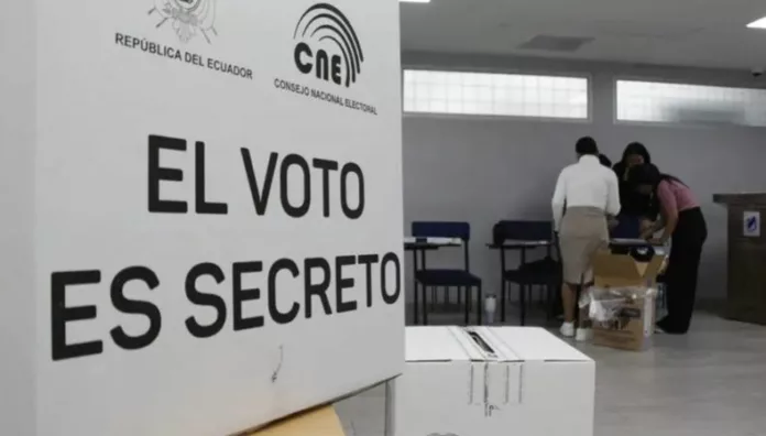 Ecuatorianos rechazan referéndum impulsado por Noboa Los ecuatorianos rechazaron en el referéndum las propuestas sobre bases militares extranjeras, una nueva Constitución y varias reformas políticas.