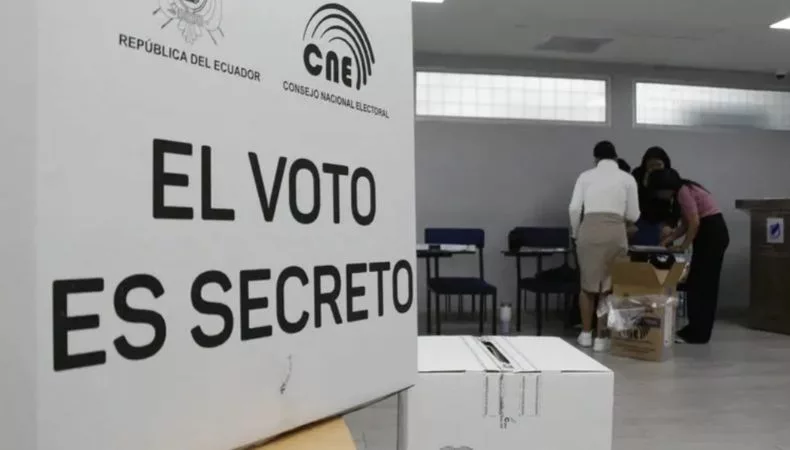 Los ecuatorianos rechazaron en el referéndum las propuestas sobre bases militares extranjeras, una nueva Constitución y varias reformas políticas.