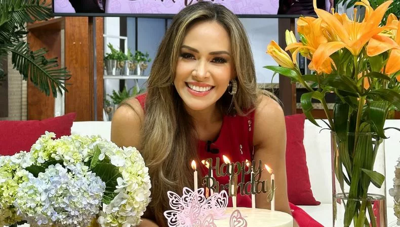 El equipo del programa “Liberadas” festejó a Luciana Sandoval con pastel, flores y palabras especiales en pleno programa en vivo. La audiencia también formó parte de esta celebración.