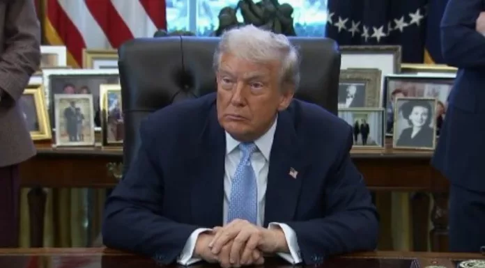 El presidente Trump dijo que mantiene abiertas todas las opciones con Venezuela y no descarta hablar con Maduro.