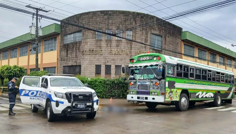 Una mujer murió esta mañana tras ser atropellada por un autobús cuando intentaba cruzar en una zona peatonal de Santa Tecla.