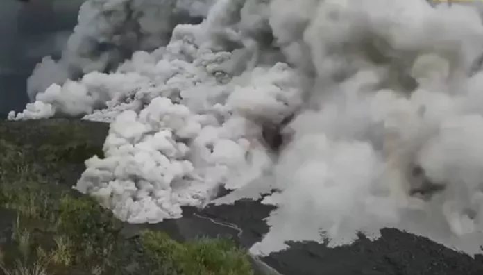 Indonesia declara alerta máxima por la erupción del volcán Semeru Las autoridades indonesias elevaron la alerta tras la erupción del volcán Semeru, que obligó a evacuar a cientos de personas.