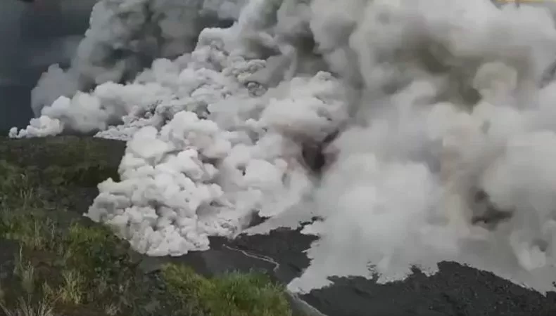 Las autoridades indonesias elevaron la alerta tras la erupción del volcán Semeru, que obligó a evacuar a cientos de personas.