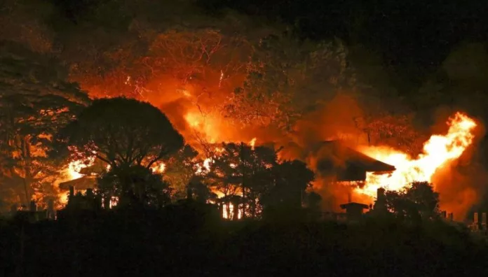 Incendio en Japón deja un fallecido y más de 170 casas dañadas Un voraz incendio se registró en una zona residencial en la ciudad de Oita, en Japón, donde las infraestructuras son de madera.