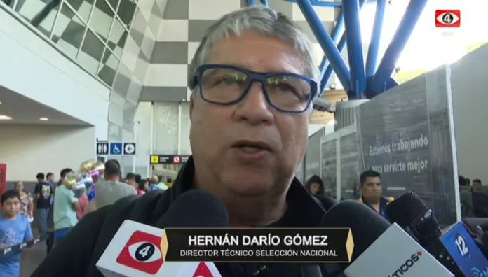 Bolillo Gómez técnico de El Salvador El