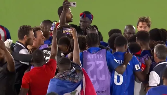 Jugadores de Haití se enteraron por celular que clasificaron al Mundial Los jugadores de la selección de Haití se clasificó al Mundial luego de 52 años tras vencer a Nicaragua en las Eliminatorias Mundialistas.