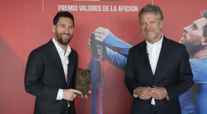 Lionel Messi recibió un premio al ser considerado como el futbolista más querido de la historia del Barcelona.
