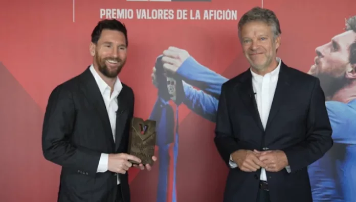 La emoción de Messi tras recibir el premio como el jugador más querido de la historia del Barça Lionel Messi recibió un premio al ser considerado como el futbolista más querido de la historia del Barcelona.