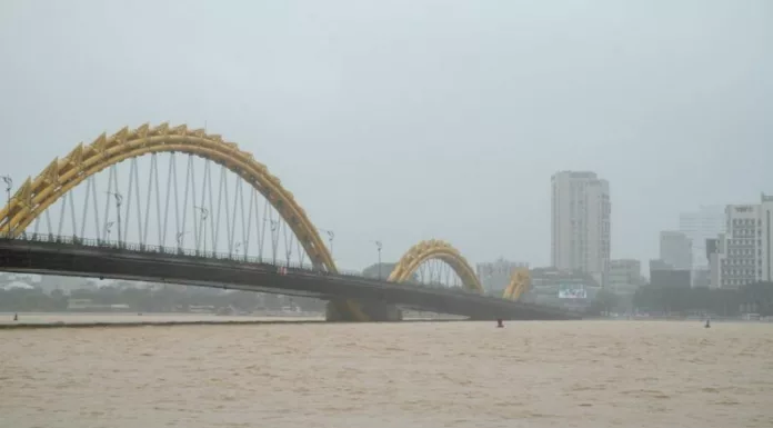 Alrededor de 52 mil viviendas están bajo el agua y ya se reportan al menos 41 fallecidos a causa de las lluvias en Vietnam.