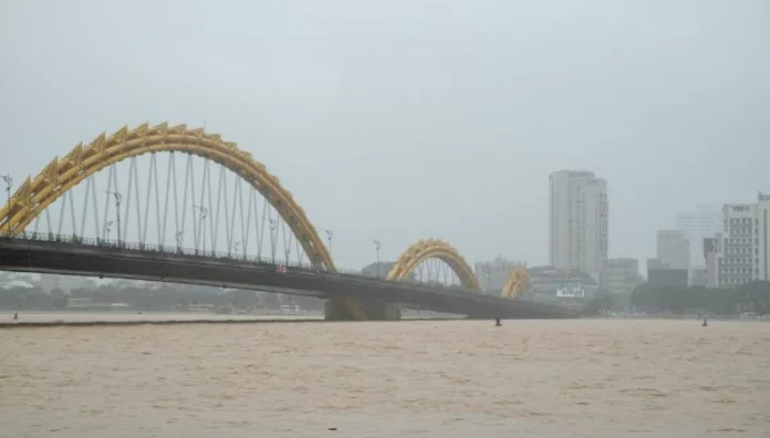 Lluvias intensas en Vietnam dejan 41 fallecidos Alrededor de 52 mil viviendas están bajo el agua y ya se reportan al menos 41 fallecidos a causa de las lluvias en Vietnam.