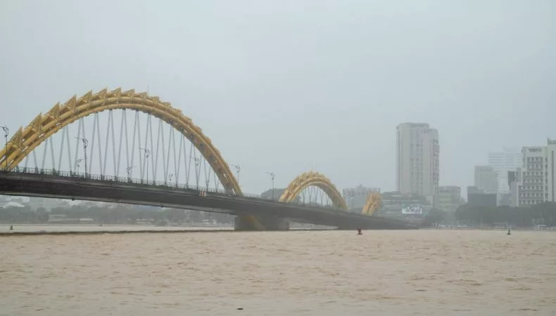 Alrededor de 52 mil viviendas están bajo el agua y ya se reportan al menos 41 fallecidos a causa de las lluvias en Vietnam.