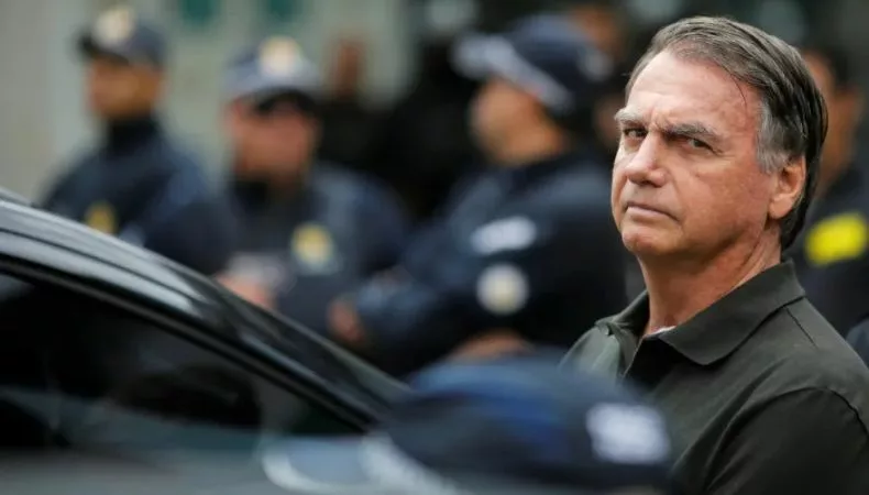 La policía de Brasil detuvo este sábado al expresidente Bolsonaro por riesgo de fuga tras meses de arresto domiciliario.