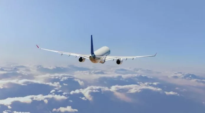 Al menos seis aerolíneas suspendieron temporalmente sus vuelos hacia y desde Venezuela tras la advertencia de Estados Unidos por un “aumento de la actividad militar”.