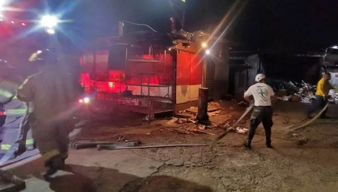 Incendio en el Mercado Colón de Santa Ana consume dos puestos El incendio en el Mercado Colón dejó solo daños materiales. Otros siniestros afectaron viviendas en Santo Tomás y Olocuilta.