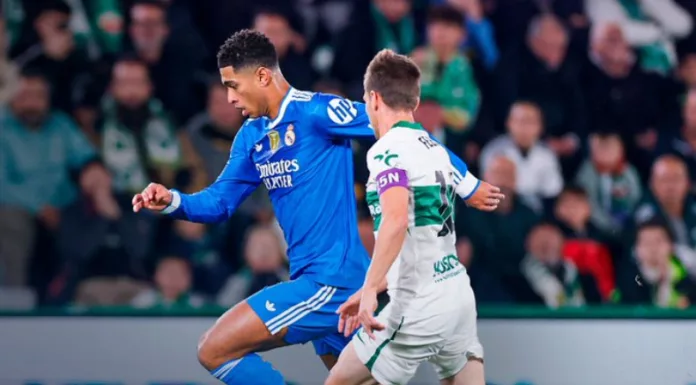 Real Madrid empató sobre el final del juego en su visita al Elche y se mantiene líder del campeonato español.